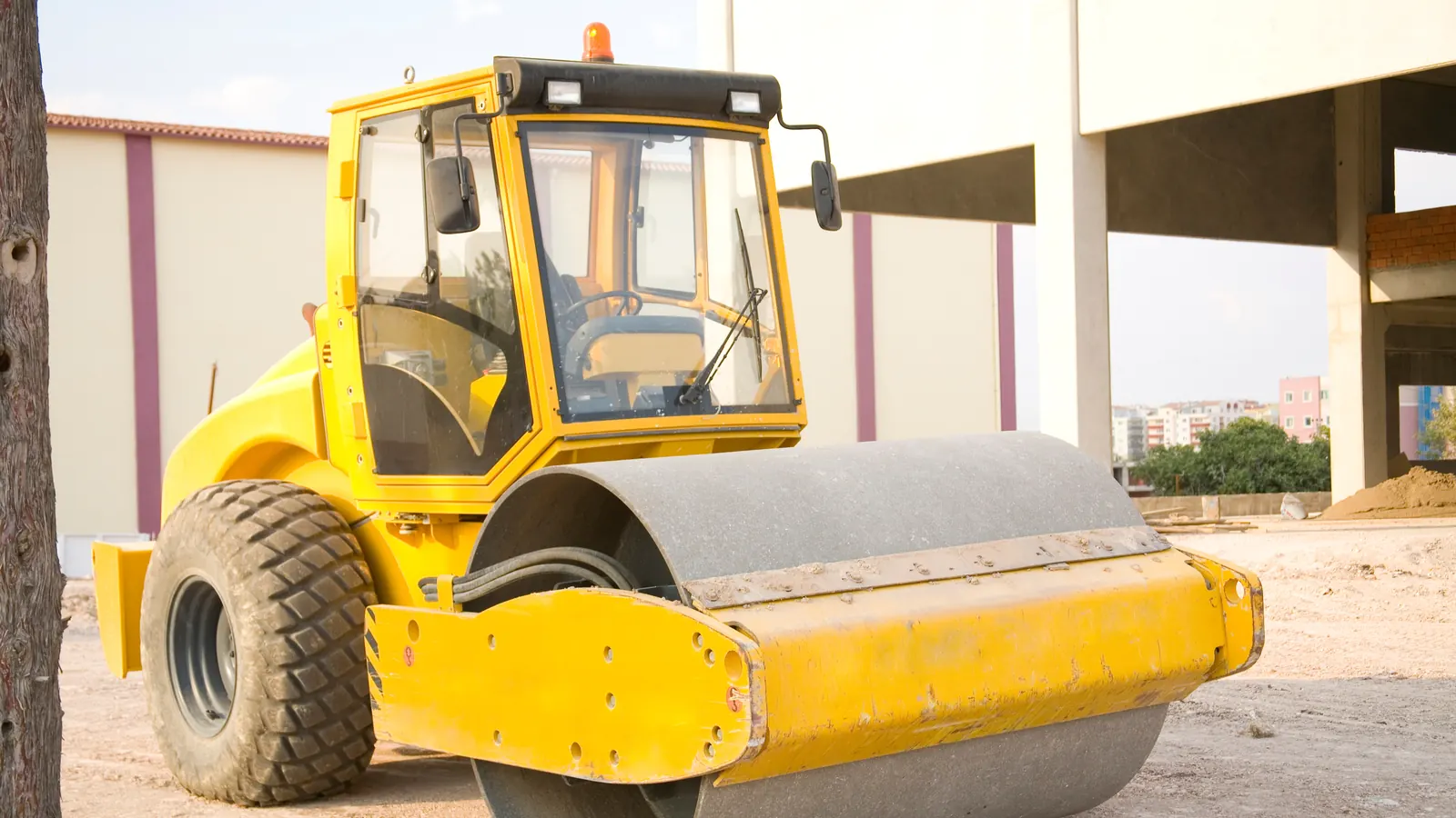 Rolo compactador trabalhando na regularização do solo